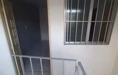 Imagem: A casa possui 2 Dormitórios, 1 Banheiro, Varanda e está localizado