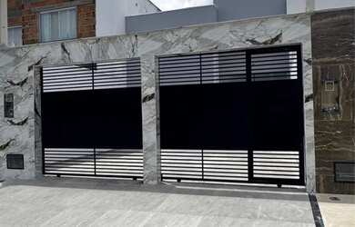 Imagem: A casa possui 3 Dormitórios, 3 Banheiros e 2 Vagas na garagem