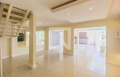 Imagem: A casa possui 3 Dormitórios, 4 Banheiros, 5 Vagas na garagem