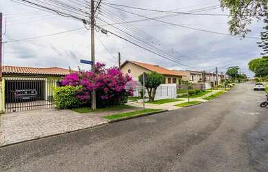 Imagem: A casa possui 3 Dormitórios, 3 Banheiros, 2 Vagas na garagem