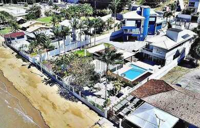 Imagem: A casa possui 4 Dormitórios, 4 Banheiros, 5 Vagas na garagem