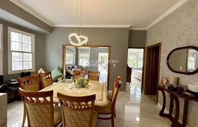 Imagem: A casa possui 5 Dormitórios, 4 Banheiros, 4 Vagas na garagem