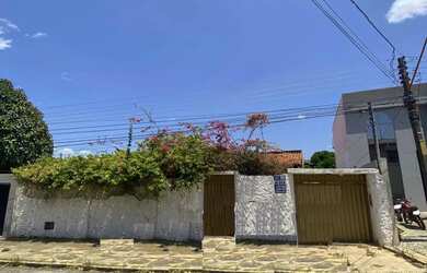 Imagem: A casa possui 3 Dormitórios, 3 Banheiros, 3 Vagas na garagem