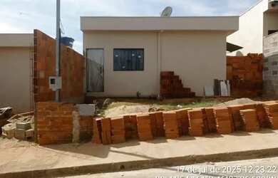 Imagem: A casa possui 2 Dormitórios, 1 Banheiro, 2 Vagas na garagem