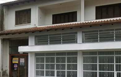 Imagem: A casa possui 3 Dormitórios, 3 Banheiros, 4 Vagas na garagem