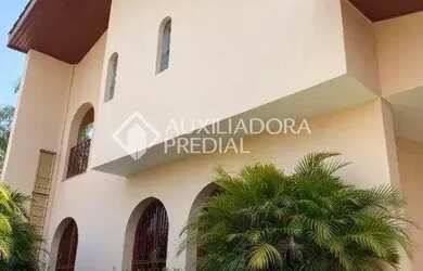 Imagem: A casa possui 5 Dormitórios, 5 Banheiros, 4 Vagas na garagem