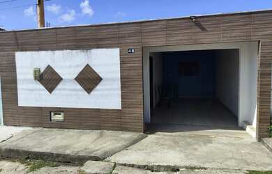 Imagem: A casa possui 2 Dormitórios, 2 Banheiros, 1 Vaga na garagem