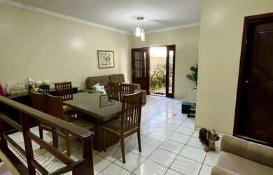 Imagem: A casa possui 3 Dormitórios, 2 Banheiros, 2 Vagas na garagem