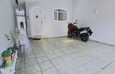 Imagem: A casa possui 3 Dormitórios, 2 Banheiros, 1 Vaga na garagem