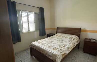 Imagem: A casa possui 3 Dormitórios, 2 Banheiros, 5 Vagas na garagem