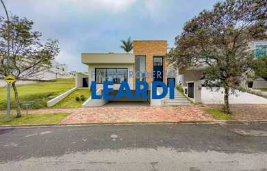 Imagem: A casa em condomínio possui 4 Dormitórios, 5 Banheiros, 4