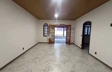 Imagem: A casa possui 2 Dormitórios, 3 Banheiros, 3 Vagas na garagem