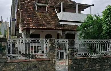 Imagem: A casa possui 3 Dormitórios, 1 Banheiro, 2 Vagas na garagem