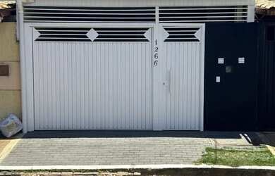 Imagem: A casa possui 3 Dormitórios e 2 Banheiros e está localizado