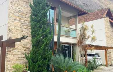 Imagem: A casa possui 4 Dormitórios, 3 Banheiros, 3 Vagas na garagem