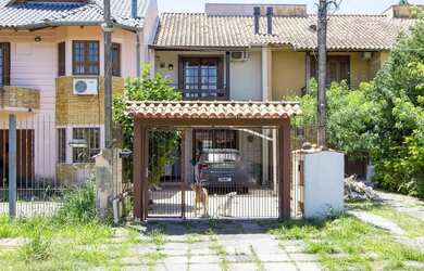 Imagem: A casa possui 2 Dormitórios, 3 Banheiros, 2 Vagas na garagem
