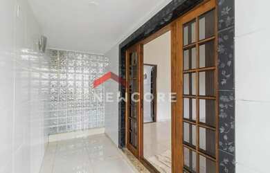 Imagem: A casa possui 3 Dormitórios, 3 Banheiros, 5 Vagas na garagem