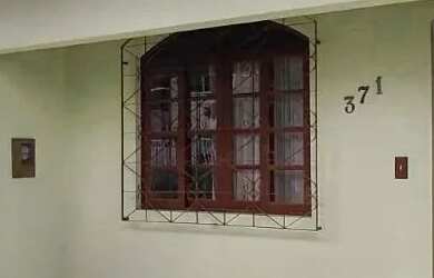 Imagem: A casa possui 2 Dormitórios, 1 Banheiro, 1 Vaga na garagem