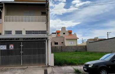 Imagem: A casa possui 3 Dormitórios, 3 Banheiros, 2 Vagas na garagem