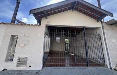 Imagem: A casa possui 2 Dormitórios, 1 Banheiro, 1 Vaga na garagem