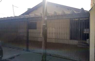 Imagem: A casa possui 2 Dormitórios, 2 Banheiros, 3 Vagas na garagem