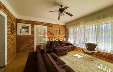 Imagem: A casa possui 4 Dormitórios, 5 Banheiros, 5 Vagas na garagem