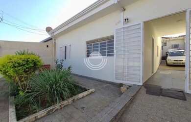 Imagem: A casa possui 3 Dormitórios, 2 Banheiros, 5 Vagas na garagem