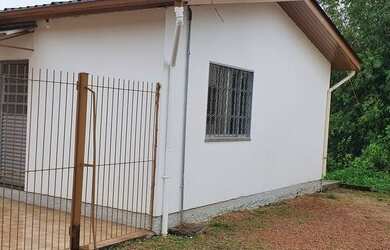 Imagem: A casa possui 2 Dormitórios, 1 Banheiro, 1 Vaga na garagem