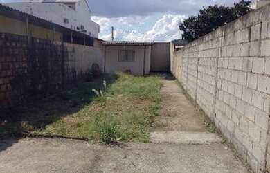 Imagem: A casa possui 2 Dormitórios, 1 Banheiro, 5 Vagas na garagem