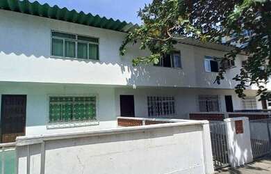 Imagem: A casa possui 2 Dormitórios, 3 Banheiros, 2 Vagas na garagem