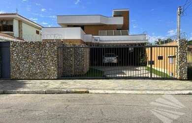 Imagem: A casa possui 4 Dormitórios, 4 Banheiros, 4 Vagas na garagem
