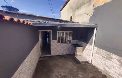 Imagem: A casa possui 2 Dormitórios, 2 Banheiros e 2 Vagas na garagem