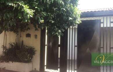 Imagem: A casa possui 3 Dormitórios, 3 Banheiros, 4 Vagas na garagem