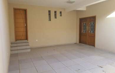 Imagem: A casa possui 4 Dormitórios, 4 Banheiros, 4 Vagas na garagem