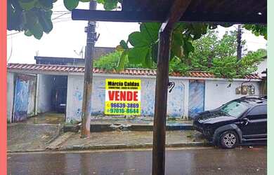 Imagem: A casa possui 4 Dormitórios, 1 Banheiro, 3 Vagas na garagem