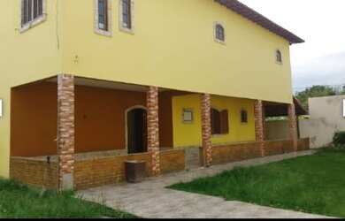 Imagem: A casa possui 4 Dormitórios, 3 Banheiros, 3 Vagas na garagem