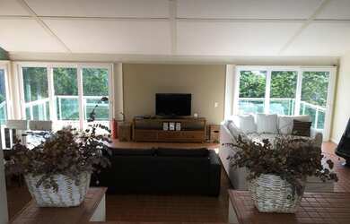 Imagem: A casa em condomínio possui 4 Dormitórios, 5 Banheiros, 4