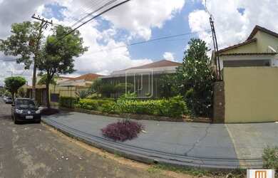 Imagem: A casa possui 3 Dormitórios, 1 Banheiro, 5 Vagas na garagem