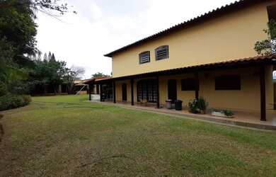 Imagem: A casa possui 4 Dormitórios, 4 Banheiros, 4 Vagas na garagem