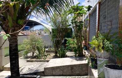 Imagem: A casa possui 4 Dormitórios, 2 Banheiros, 3 Vagas na garagem