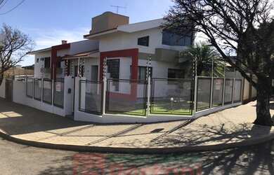 Imagem: A casa possui 4 Dormitórios, 1 Banheiro, 4 Vagas na garagem