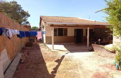 Imagem: A casa possui 2 Dormitórios, 1 Banheiro, 3 Vagas na garagem