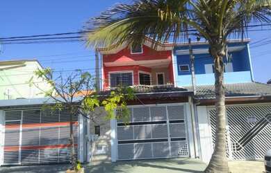 Imagem: A casa possui 3 Dormitórios, 3 Banheiros, 2 Vagas na garagem