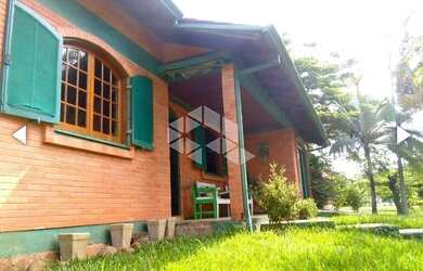 Imagem: A casa em condomínio possui 2 Dormitórios, 3 Banheiros e 196m²