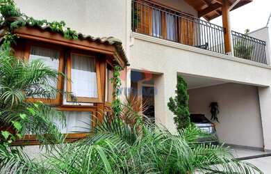 Imagem: A casa possui 3 Dormitórios, 3 Banheiros, 4 Vagas na garagem