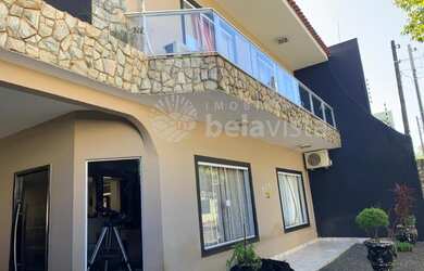 Imagem: A casa possui 4 Dormitórios, 5 Banheiros, 3 Vagas na garagem