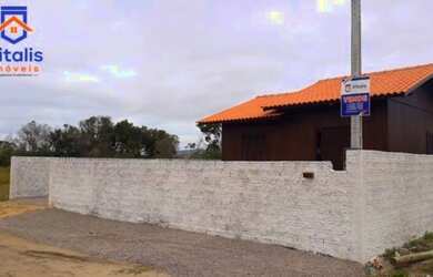 Imagem 8: Duas casas recém construídas localizada em Imbituba, situada no bairro...