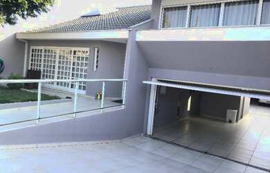 Imagem: A casa possui 5 Dormitórios, 3 Banheiros, 5 Vagas na garagem