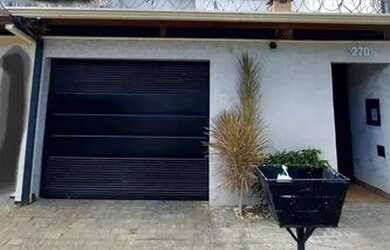 Imagem: A casa possui 2 Dormitórios, 3 Banheiros, 2 Vagas na garagem