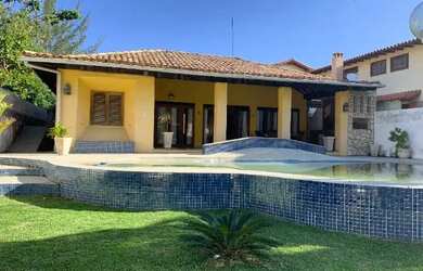 Imagem: A casa possui 4 Dormitórios, 4 Banheiros, 5 Vagas na garagem